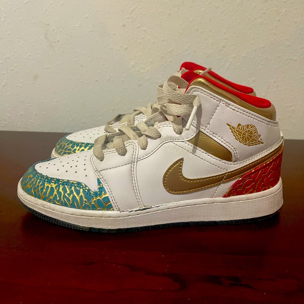 Jordan 1 Mid Sneaker School NC to Chicago (GS) Kids. Size: 5 Used. no box.